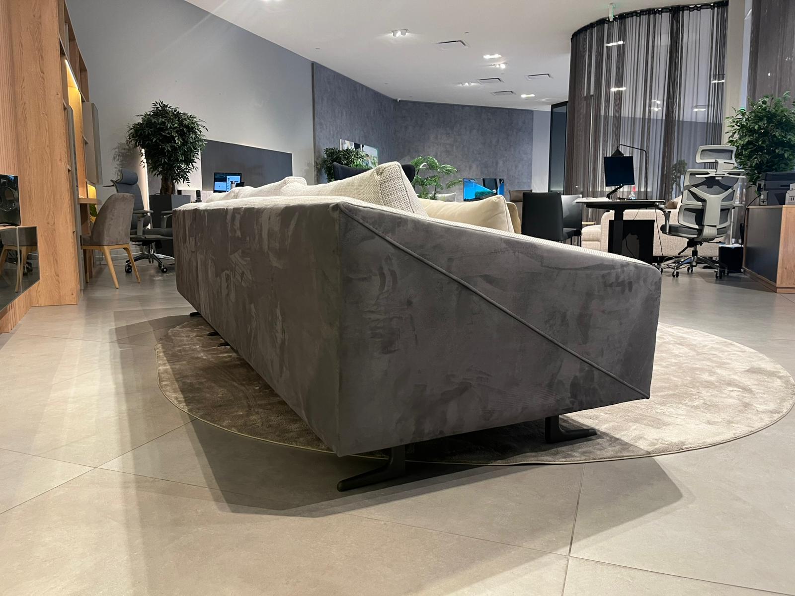 Ikon Sofa 121"